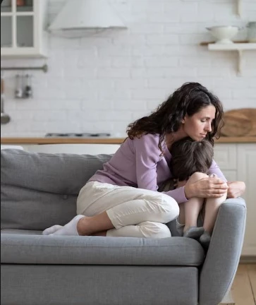 Sobrecarga emocional na maternidade atípica: quem cuida de quem cuida?